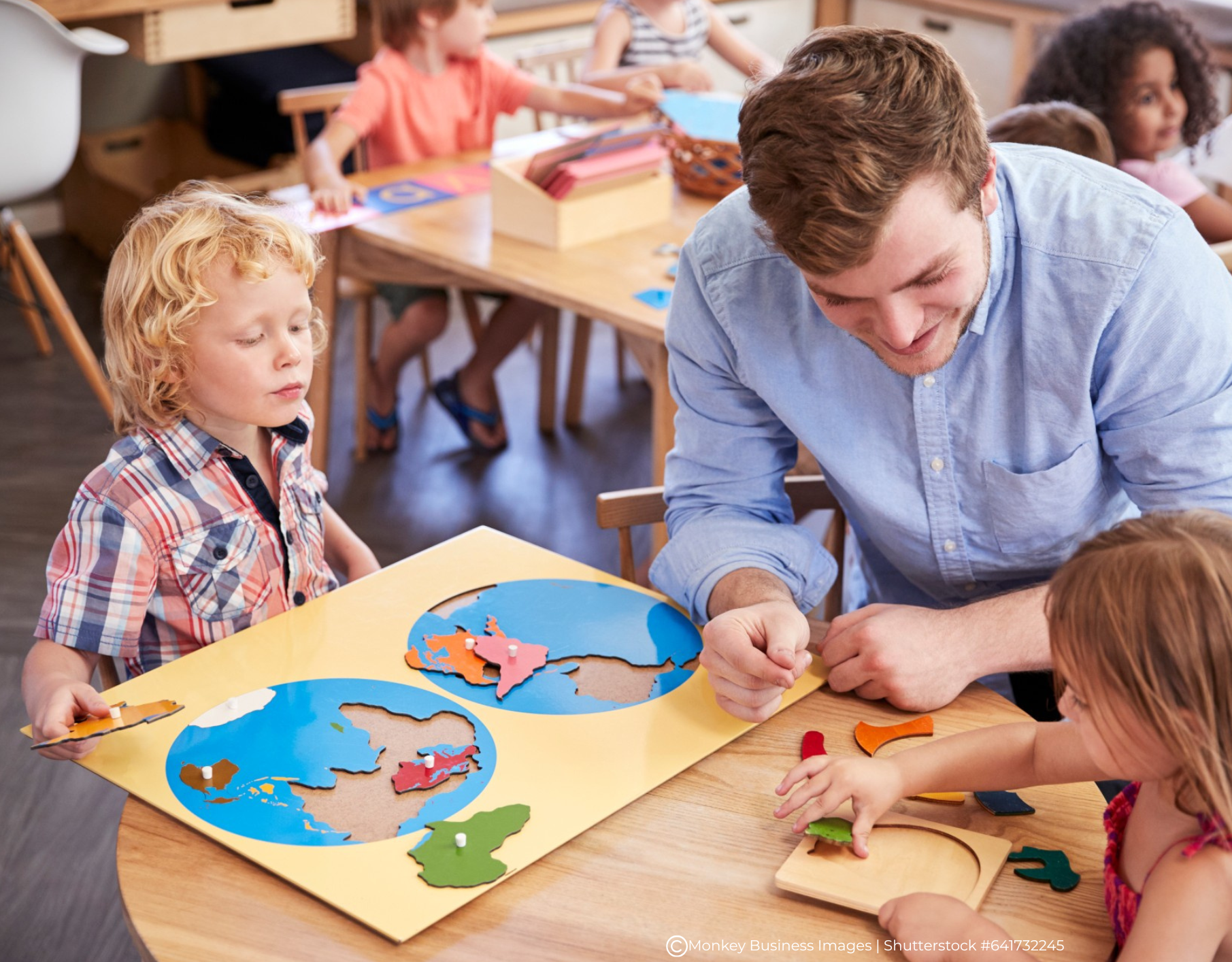 Erzieher bastelt mit 2 Kindern