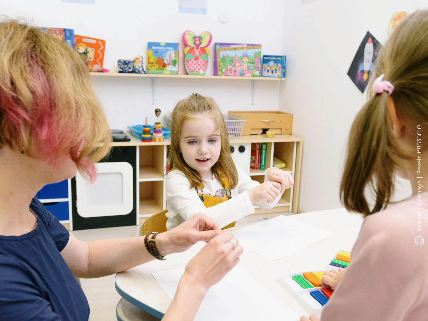 Frau knetet mit 2 Kindern
