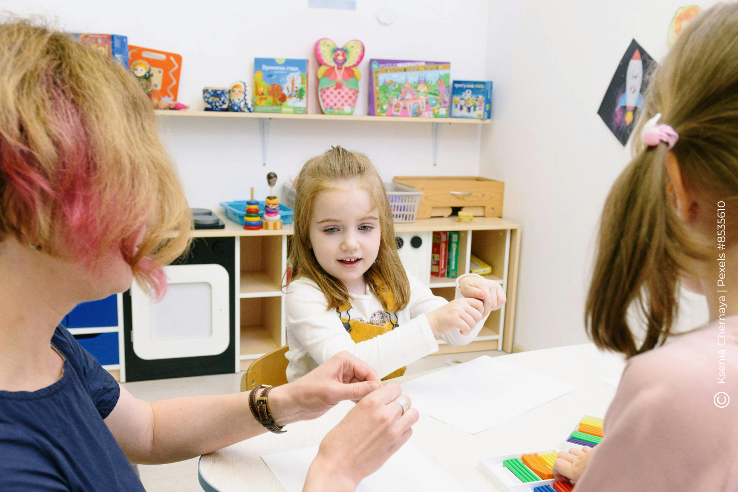 Frau knetet mit 2 Kindern