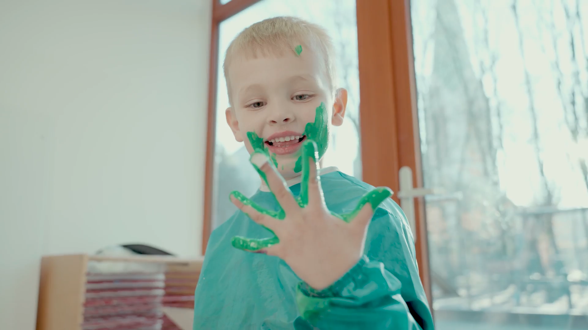Kind spielt mit Fingerfarben