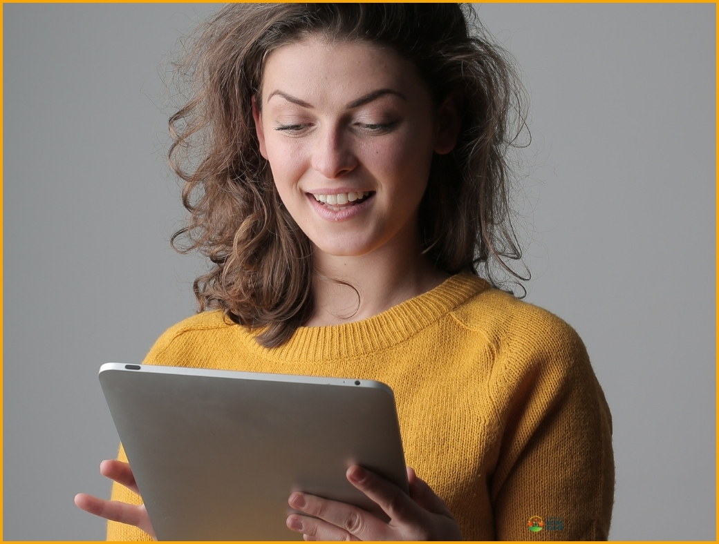 Frau mit Tablet in der Hand schaut sich die Benefits an 